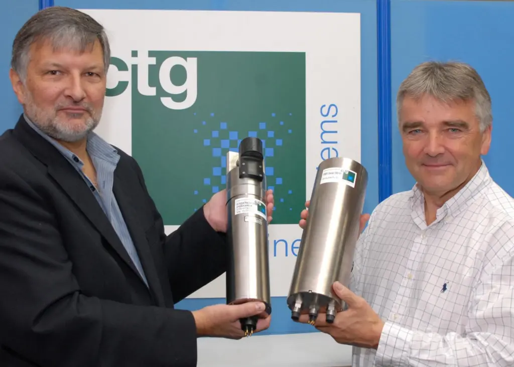 Richard Burt holds the UV AQUAtracka while Dr Brian Phillip holds the FASTtracka.