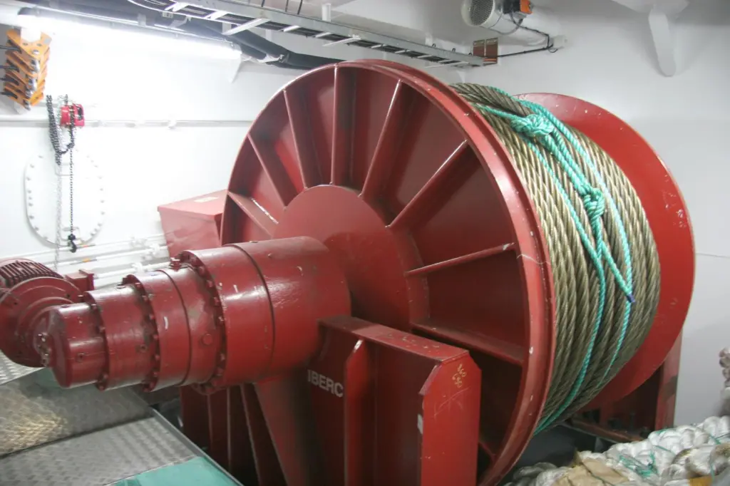 A spare 1,000m towline is stowed in the hold.