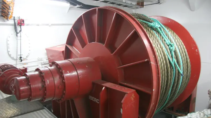 A spare 1,000m towline is stowed in the hold.