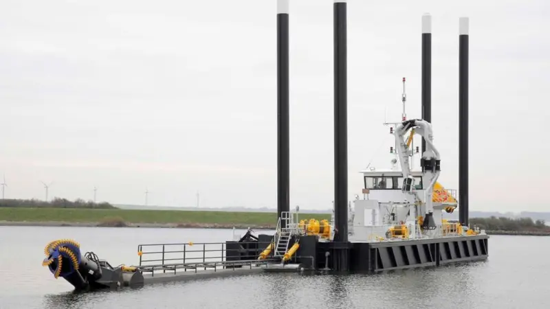 Amoris’ barge unloading equipment can be seen on the port side just ahead of the wheelhouse.