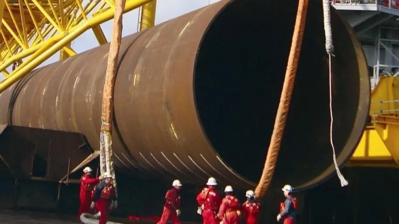 The Samson sling is readied for lifting a wind turbine monopile during construction of the Greater Gabbard offshore wind farm.