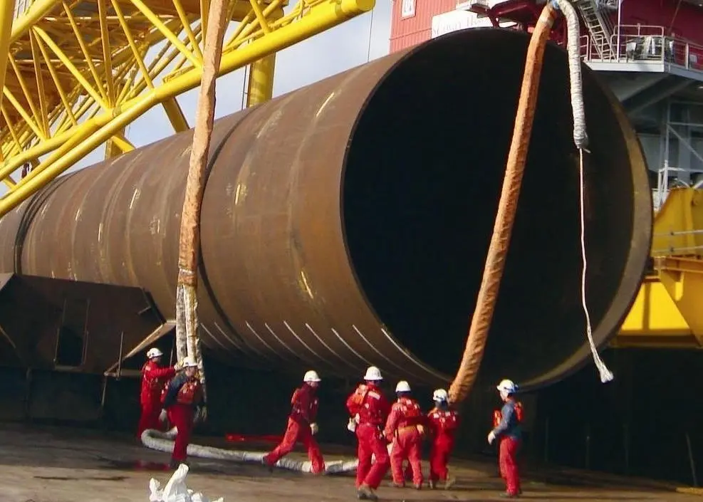 The Samson sling is readied for lifting a wind turbine monopile during construction of the Greater Gabbard offshore wind farm.