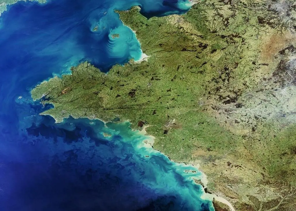 The French coast holds significant potential for offshore wind farm installation.
