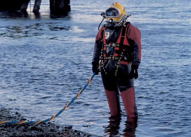 Dirty Harry is a safe and efficient surface supplied system which minimises the risk of contact between the diver and the surrounding water by providing both respiratory and skin protection.