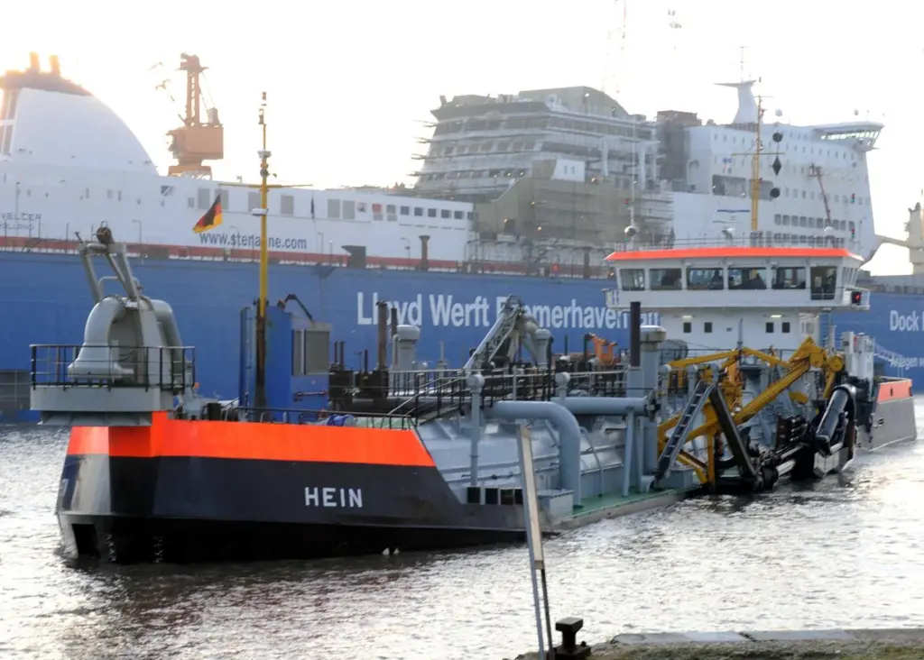Hopper dredger ‘Hein’ dredges the first load of silt for Rotterdam in front of the Lloyd shipyard in Bremerhaven.