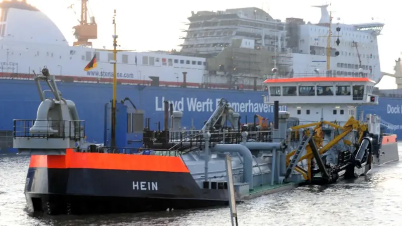 Hopper dredger ‘Hein’ dredges the first load of silt for Rotterdam in front of the Lloyd shipyard in Bremerhaven.
