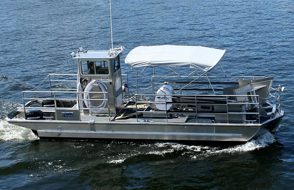 The Kvichak 30’ rapid response skimmer is a shallow water capable, near shore skimming vessel, well suited for use on oil spills in waterways, bays, and harbours.