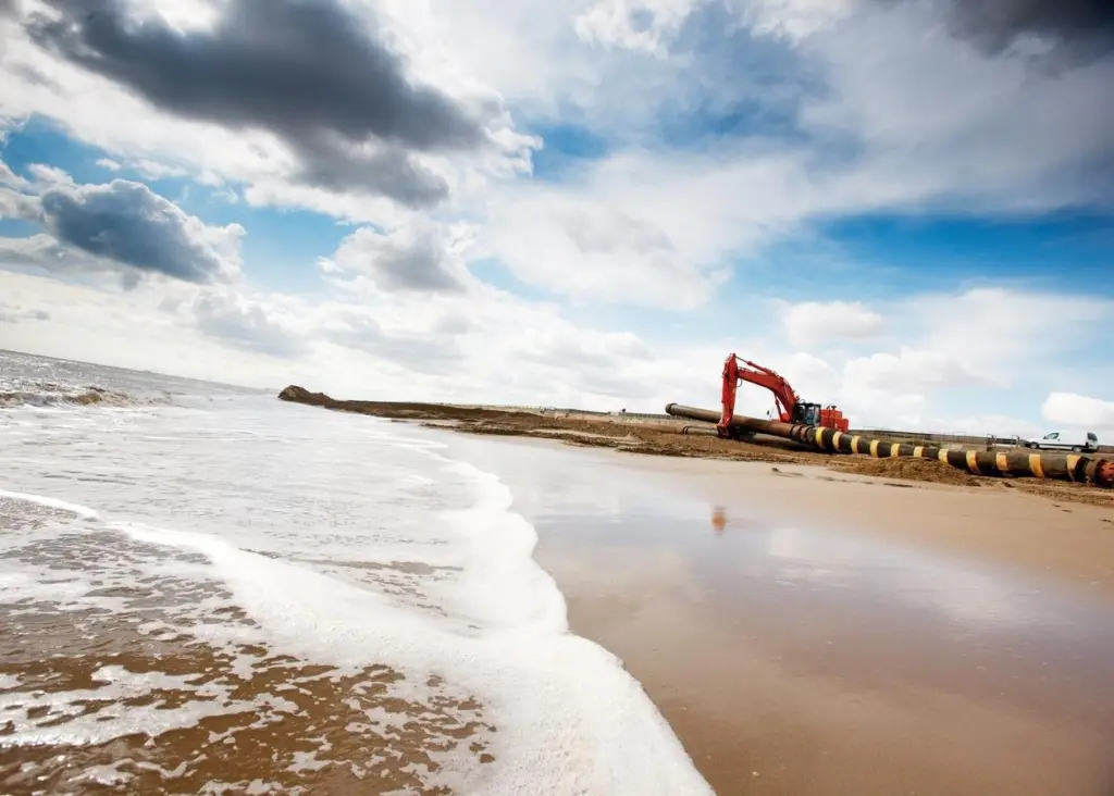 The crawler excavator at work on the Lincshore project.