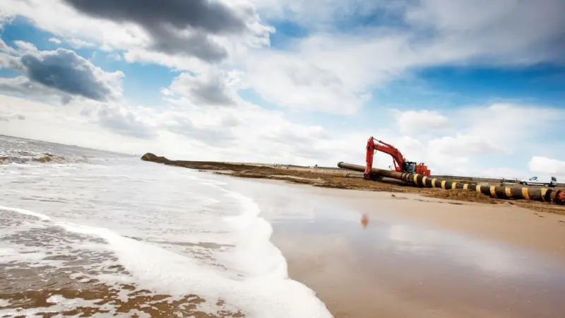 The crawler excavator at work on the Lincshore project.