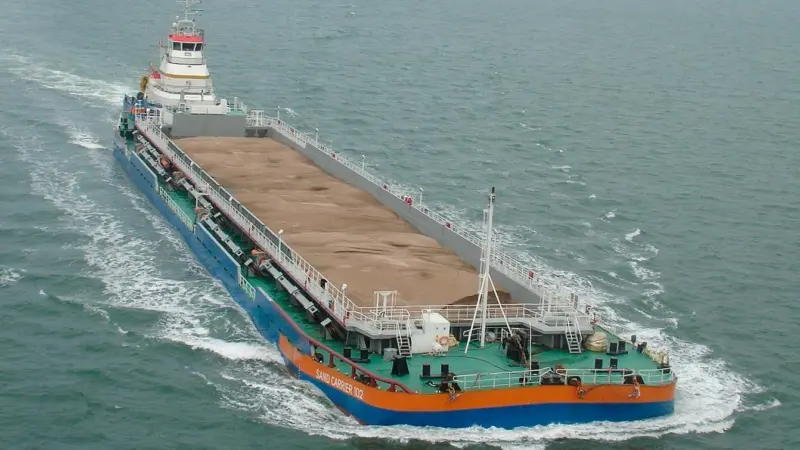 Coupled to its barge, ‘DMS Buzzard’ has many advantages normally associated with a ship.