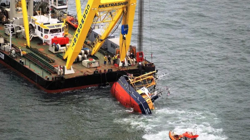 The fishing vessel Nieuwpoort 28 was transported to Flushing in Cormorant’s slings. Photo: Peter Buteijn