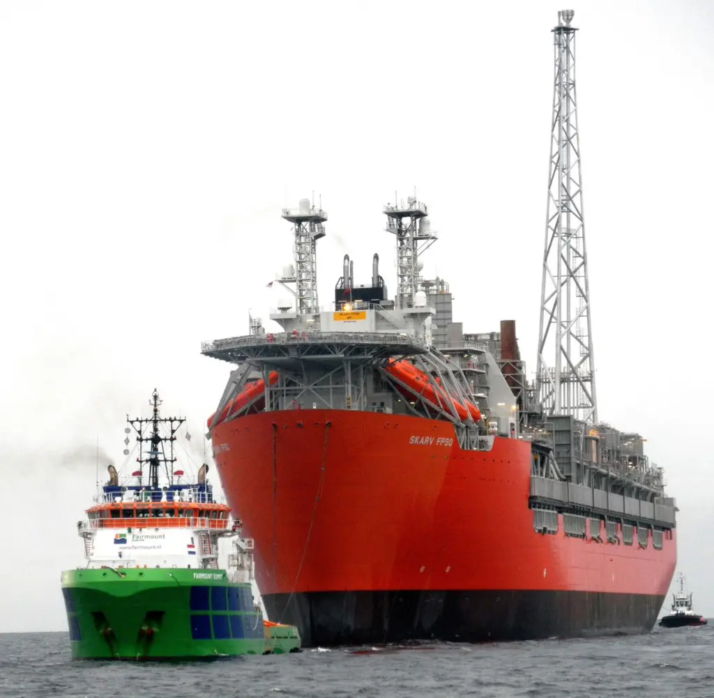 ‘The Fairmount Summit’ is dwarfed by the FPSO ‘Skarv Idun’ as it manoeuvres at close quarters.