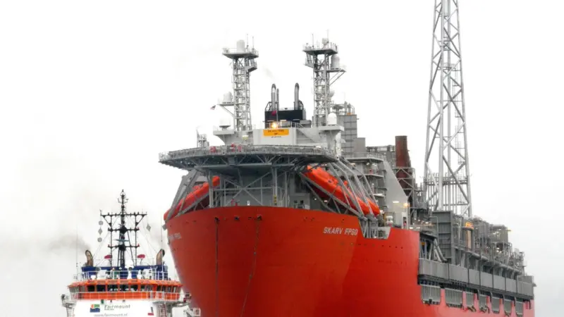 ‘The Fairmount Summit’ is dwarfed by the FPSO ‘Skarv Idun’ as it manoeuvres at close quarters.