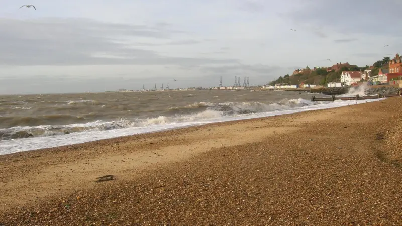 Mott MacDonald is designing groynes for the Felixstowe project.