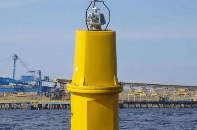 The SB-285 and SolaMax buoy are marking Abu Dhabi’s channel to Mussafah Industrial City.