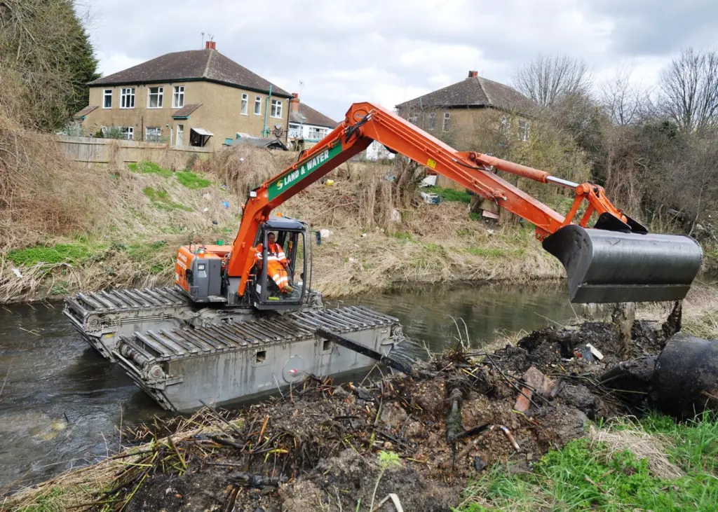 The dredger’s retractable amphibious undercarriage is allowing it to pioneer a range of new soft terrain applications.