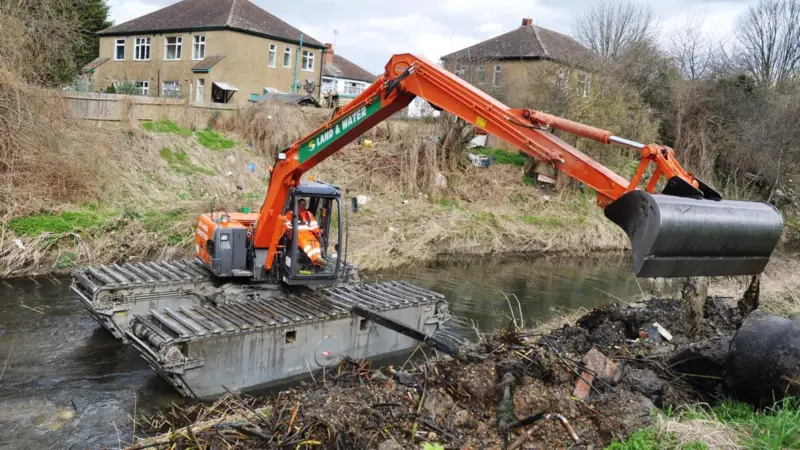 The dredger’s retractable amphibious undercarriage is allowing it to pioneer a range of new soft terrain applications.