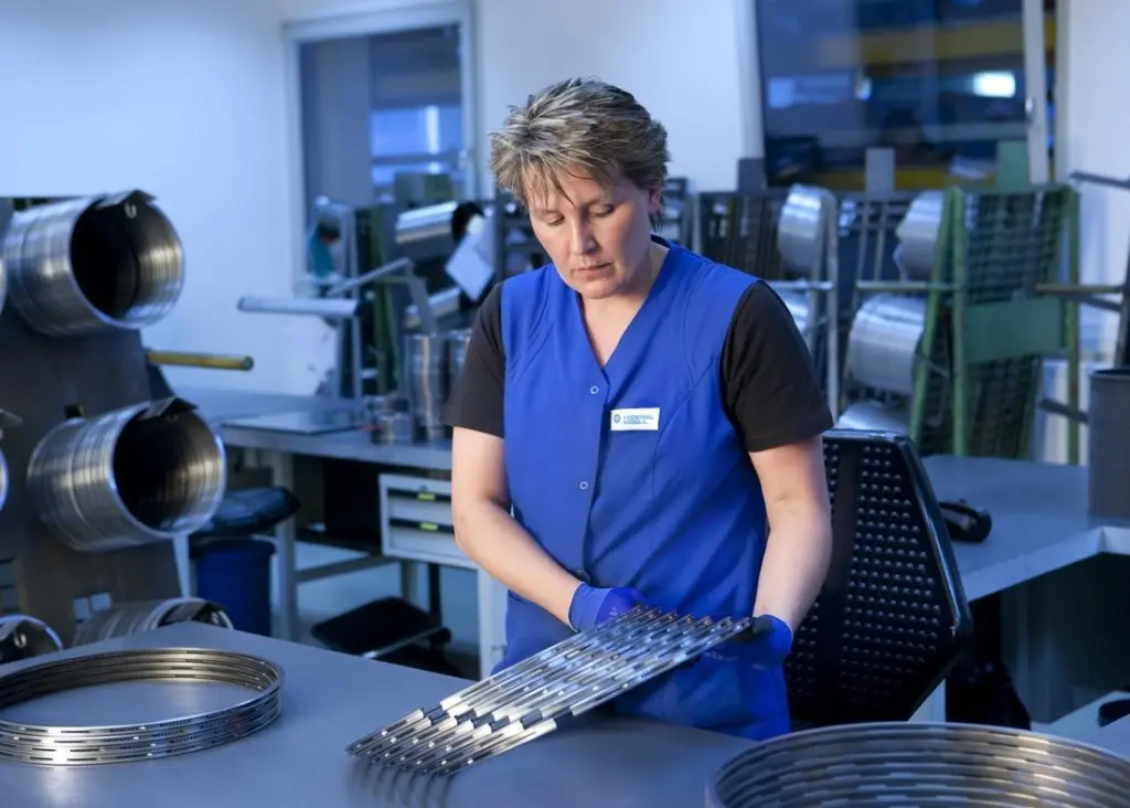 Final inspection of face seals at the Federal-Mogul production facility.