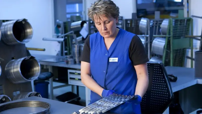 Final inspection of face seals at the Federal-Mogul production facility.