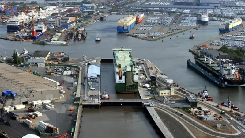 The car carrier Fidelio inaugurates the new Kaiserschleuse. Ahead are the car terminals. To the left are Lloyd Werft and Rickmers Lloyd. To the right is MWB.
