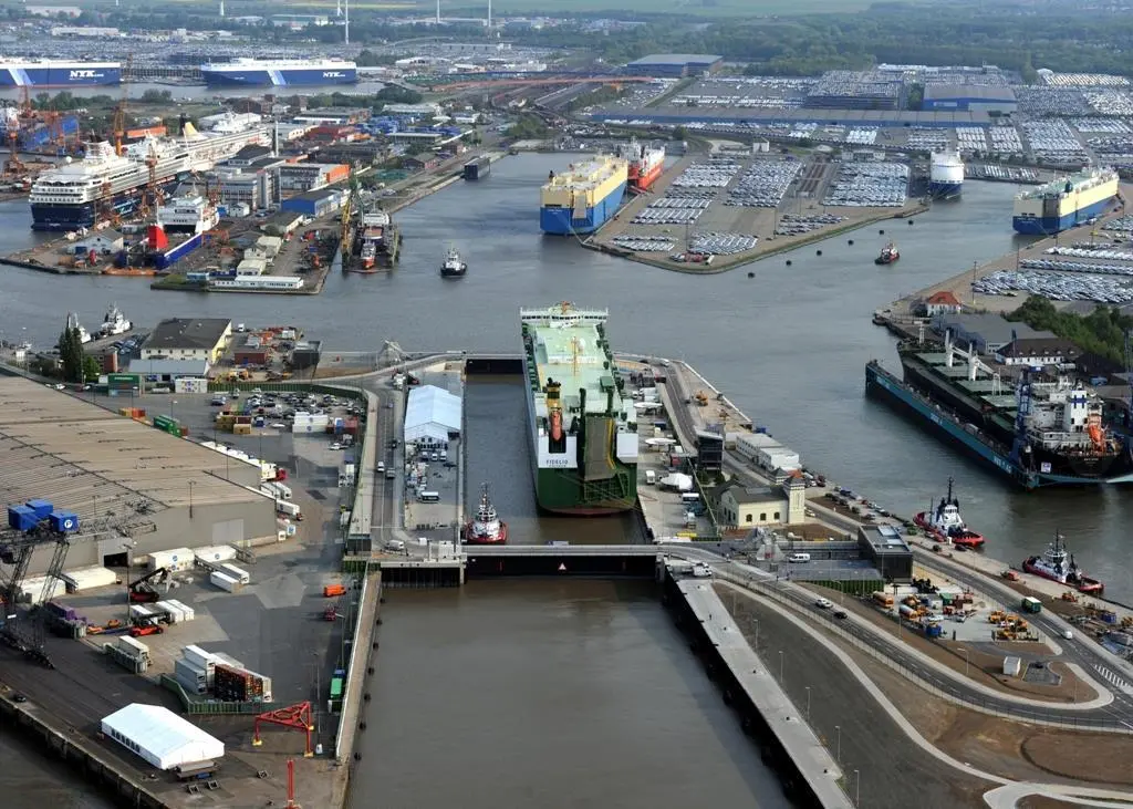 The car carrier Fidelio inaugurates the new Kaiserschleuse. Ahead are the car terminals. To the left are Lloyd Werft and Rickmers Lloyd. To the right is MWB.