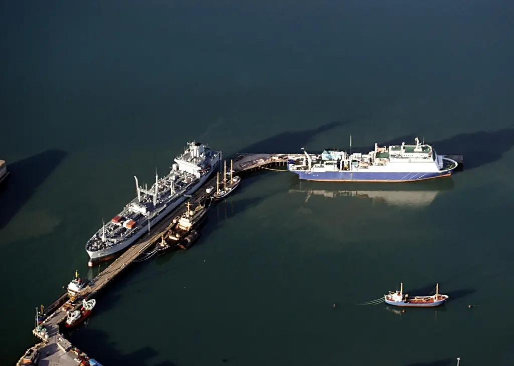 The Queen’s Pier at Portland needed careful handling.