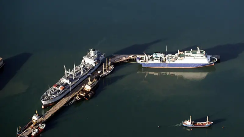 The Queen’s Pier at Portland needed careful handling.