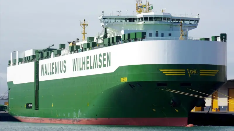 The Large Car Truck Carrier ‘Oberon’ has 50 Solasafe roller screens installed at the wheelhouse windows to protect personnel.
