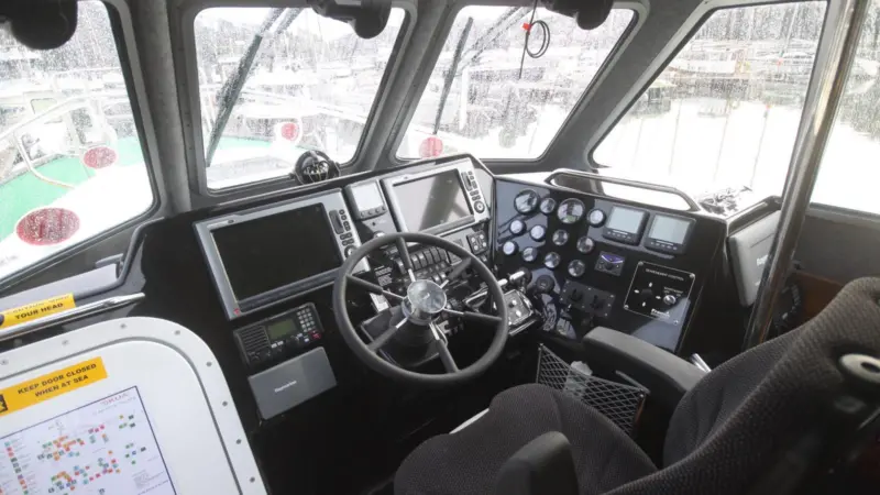 The ‘wrap around’ helm console gives the helmsman excellent command of the vessel.