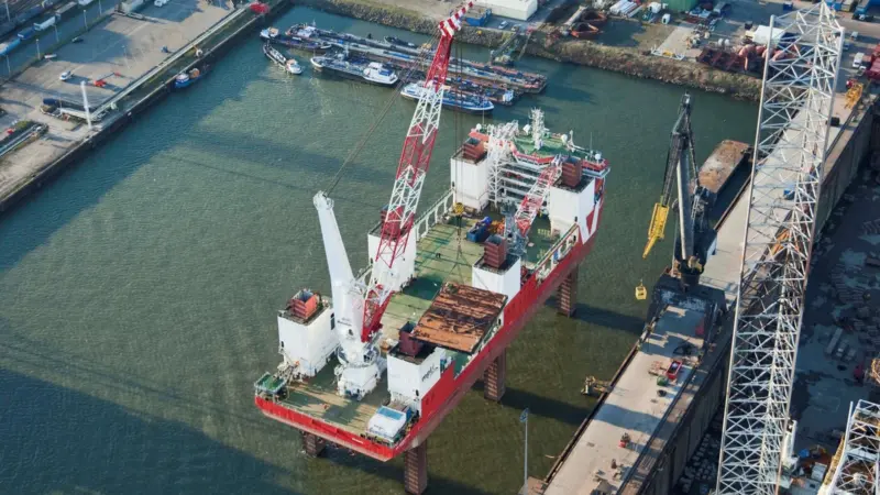 The new 600 m/t pedestal crane has been handed over to Centrica Renewable Energy Ltd and MPI Offshore Limited.