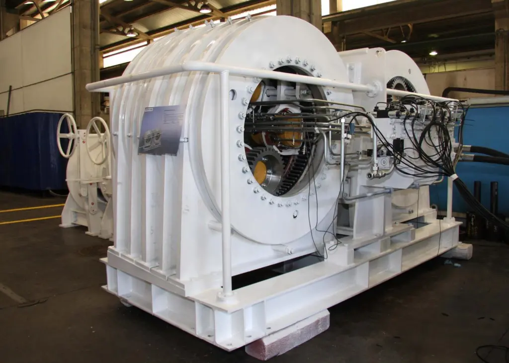 The vessel’s oceanographic winches, designed and manufactured by Ibercisa, include one deep sea winch that works in constant tension with a traction unit.