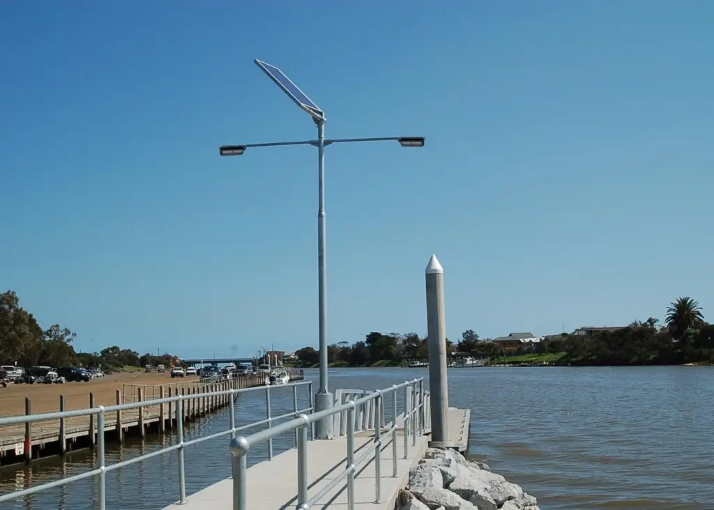 With an LED life of more than 50,000 hours, a galvanised post, vandal resistant battery enclosure and anti-tamper fittings, the area light is virtually maintenance free.