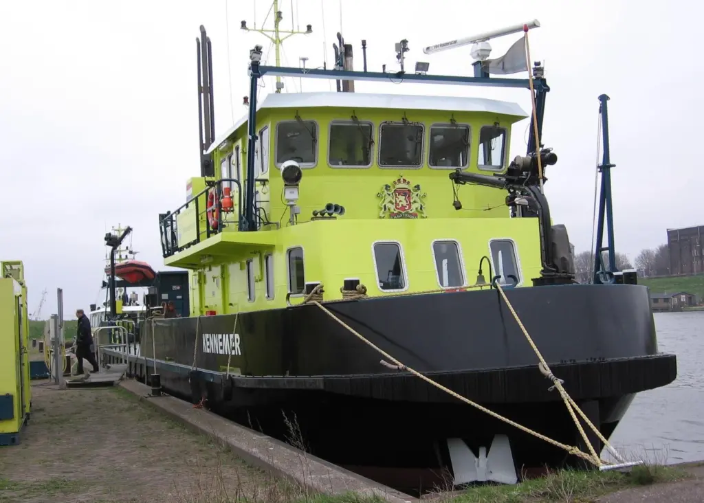 The unpredictable water depths around the West Frisian Islands resulted in a stern tube rethink for the Kennemer.