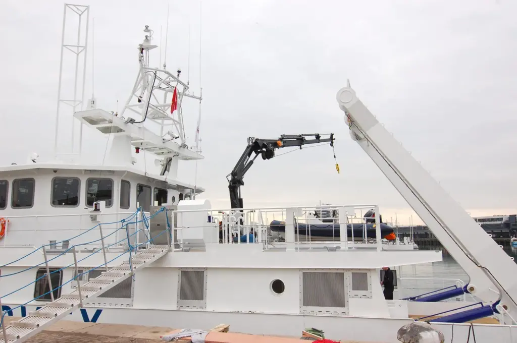 MKG’s powerful 20 m/t radio controlled hydraulic knuckle boom crane will play its part in coastal survey.
