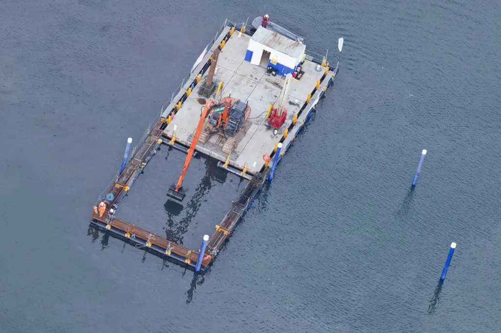 1)	Land and Water Services developed a bespoke ‘moon-pool’ and environmental mitigation measures for the dredging phase, as part of an alternative tender strategy.