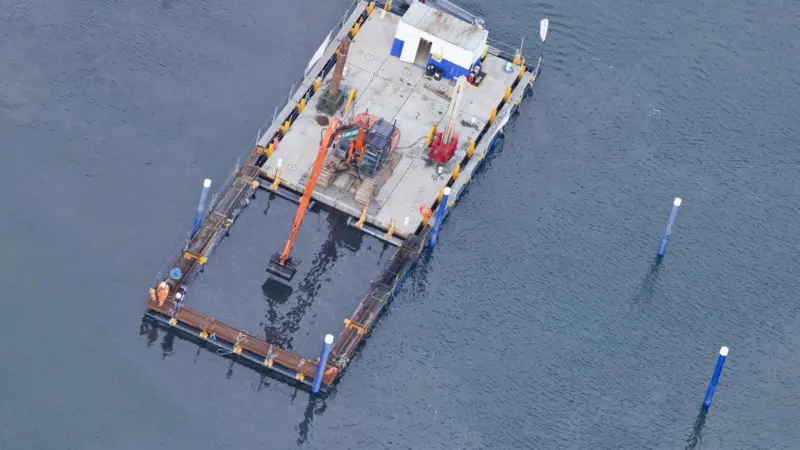 1)	Land and Water Services developed a bespoke ‘moon-pool’ and environmental mitigation measures for the dredging phase, as part of an alternative tender strategy.