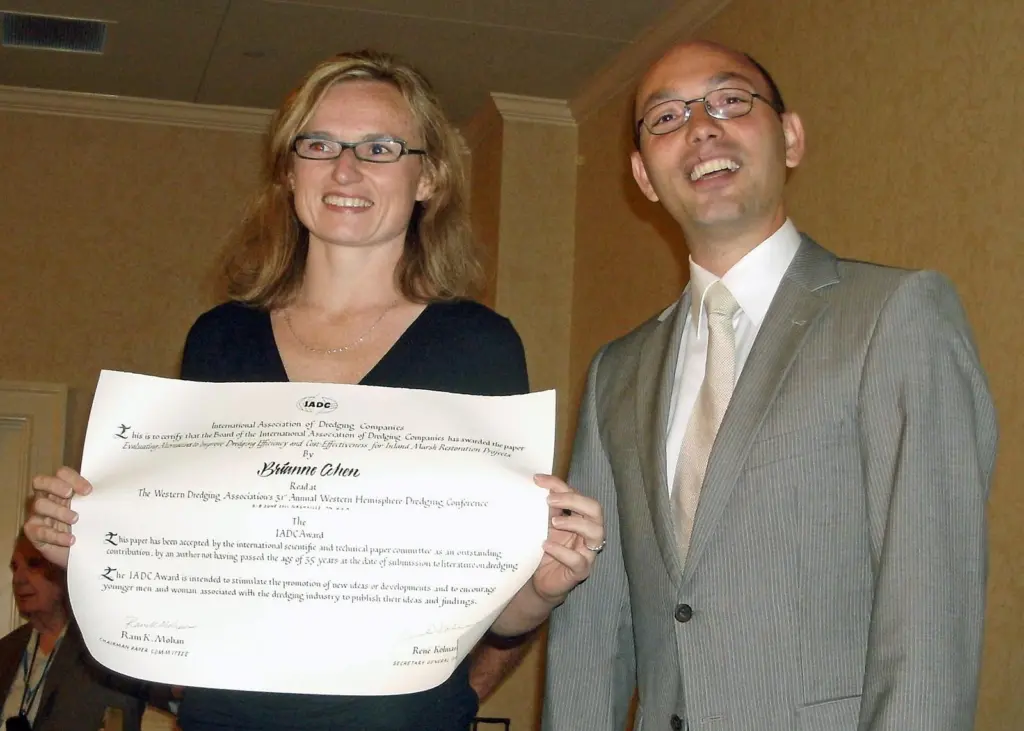 Brianne Cohen (left) receives the IADC Award for the Best Paper by a Young Author from IADC PR & Project Manager Jurgen Dhollander at the WEDA 31/TAMU 42 Conference in Nashville, Tennessee last month (Photo courtesy of IDR).