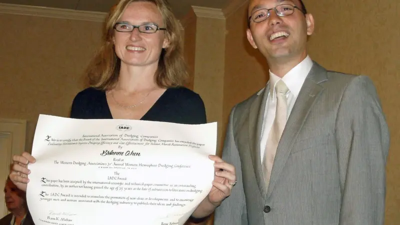 Brianne Cohen (left) receives the IADC Award for the Best Paper by a Young Author from IADC PR & Project Manager Jurgen Dhollander at the WEDA 31/TAMU 42 Conference in Nashville, Tennessee last month (Photo courtesy of IDR).