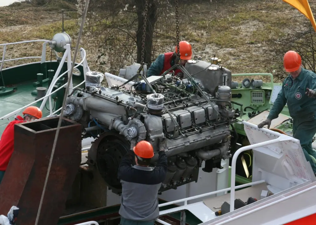 Specific overhaul work was carried out by a local sub-contractor but DGzRS personnel themselves removed and refitted the big engine.