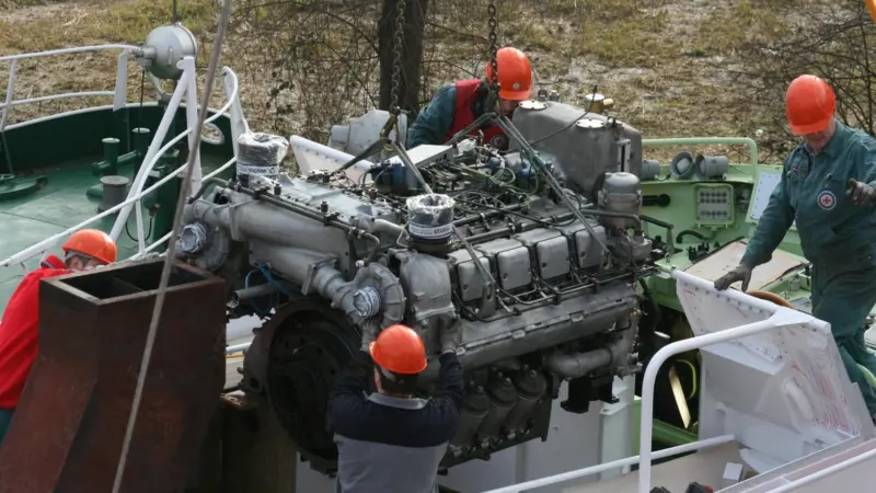 Specific overhaul work was carried out by a local sub-contractor but DGzRS personnel themselves removed and refitted the big engine.