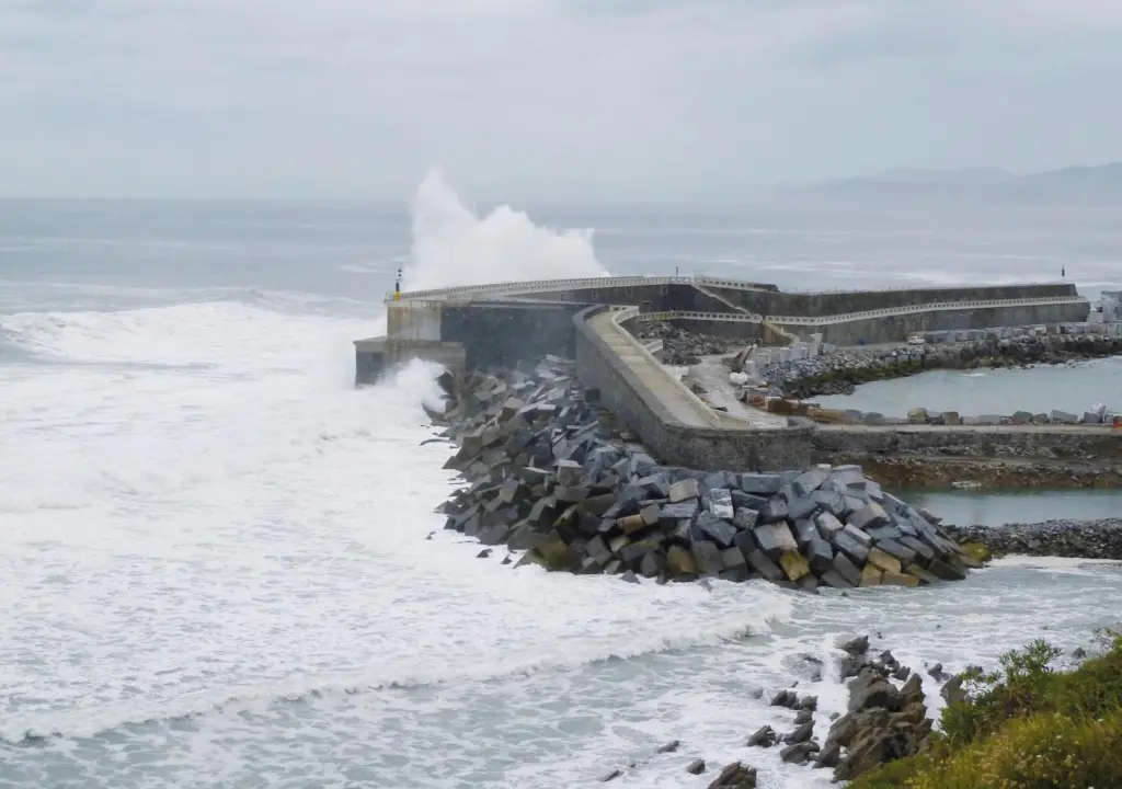 The wave power plant is integrated into Mutriku Harbour’s new breakwater, which was required for safety of navigation.
