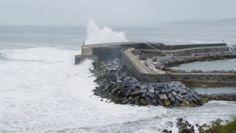 The wave power plant is integrated into Mutriku Harbour’s new breakwater, which was required for safety of navigation.
