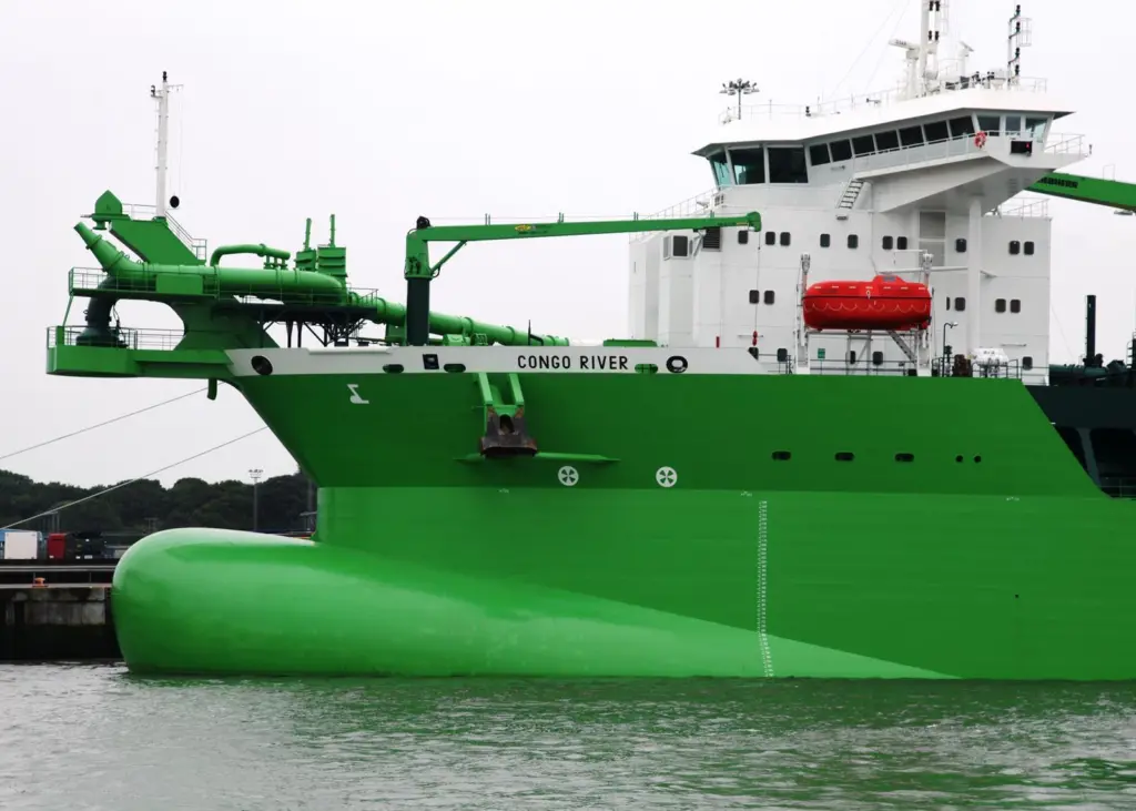 Congo River was dredging a new shipping channel for the Thames Gateway terminal when a 2,000 pound mine became caught in its draghead.