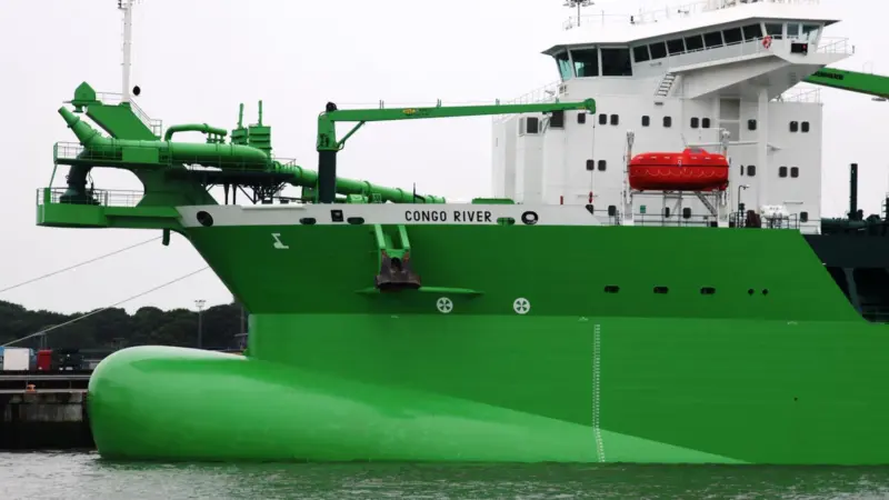 Congo River was dredging a new shipping channel for the Thames Gateway terminal when a 2,000 pound mine became caught in its draghead.