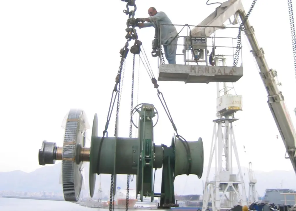 A replacement winch is delivered to the damaged vessel in record time.
