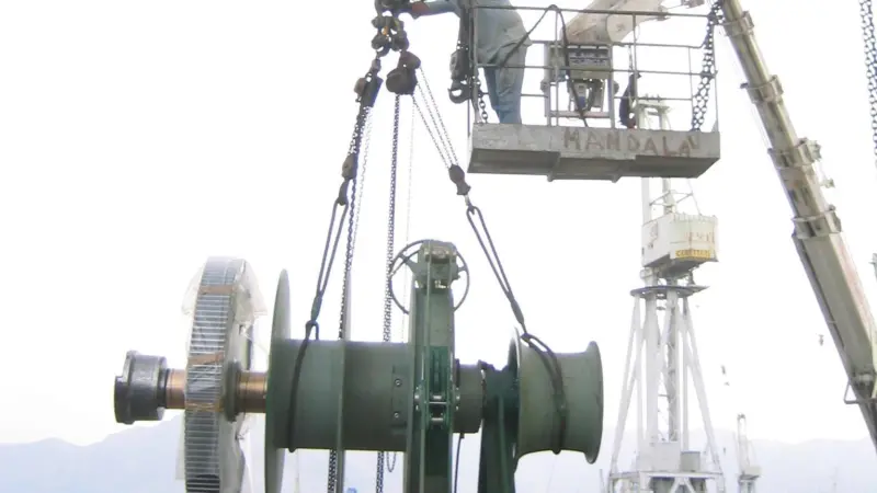 A replacement winch is delivered to the damaged vessel in record time.