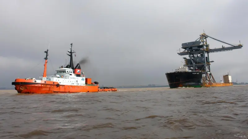 A typical job for Suhaili and its sisters was long range towage with cargo barges and other unwieldy floating plant.