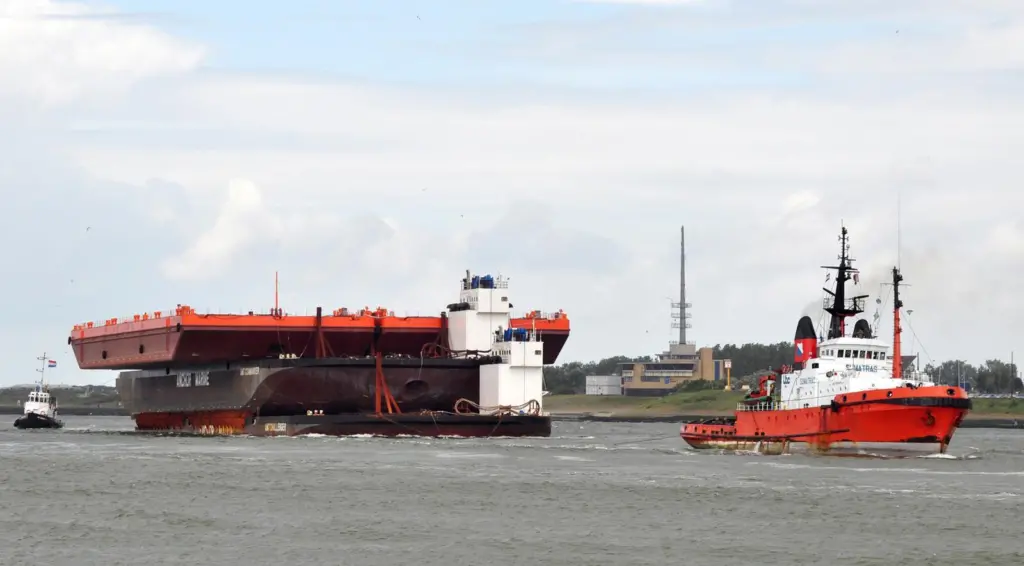 Sumatras completed its 35 years of service with ITC in spectacular fashion with a 14,500 mile tow with a ‘stack of four barges’. Photo courtesy Leen vd Meijden