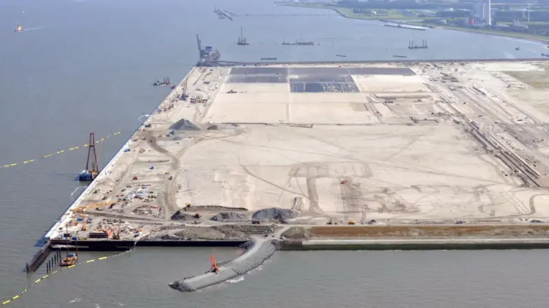 The €1bn common-user terminal is billed as the first deepwater box facility in Germany. Note tug harbour construction at bottom.