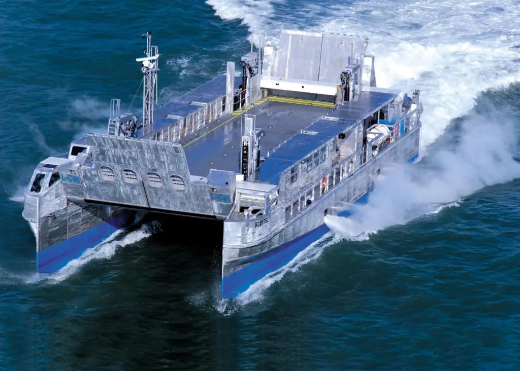 The vessel is able to operate at the impressive speed of 10 knots in reverse at full load in open seas.
